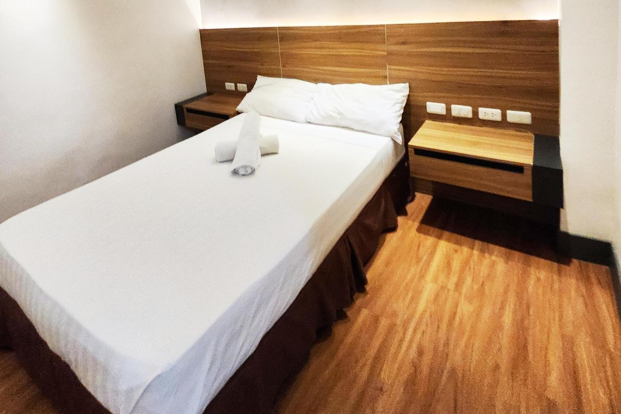 Boulevard Pension Hotel 宿务 外观 照片